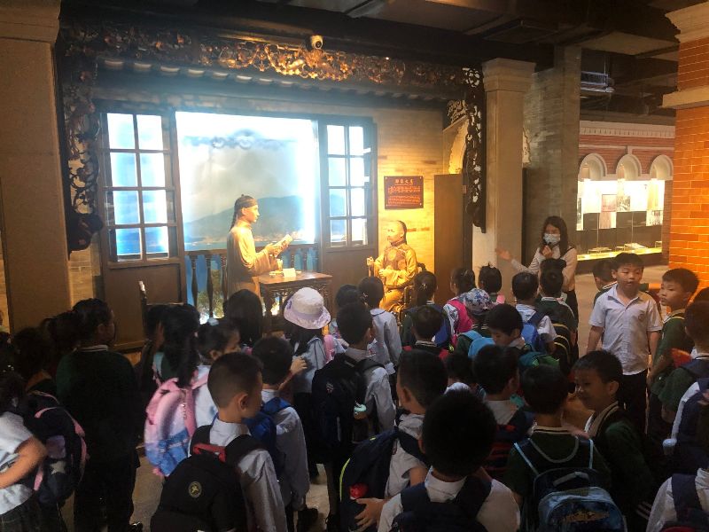 5、博物馆宣教人员带领同学们参观展览，了解香山商业文化.JPG