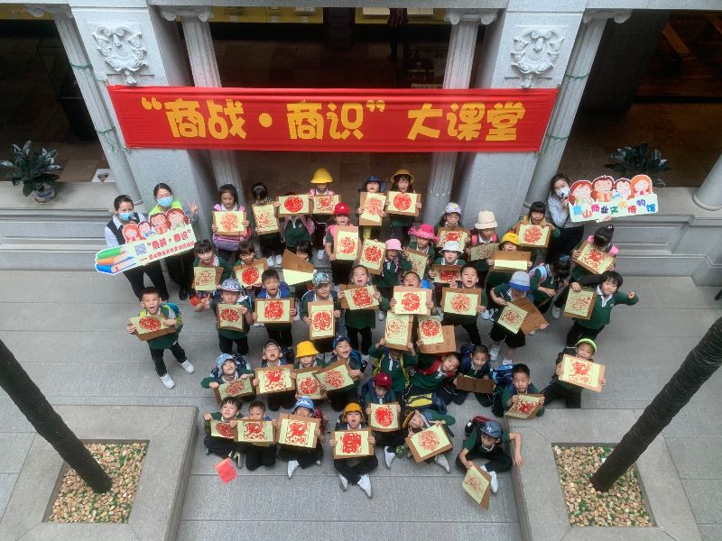 6、体验有趣的年画印刷后，同学们和自己的作品留下合影.JPG