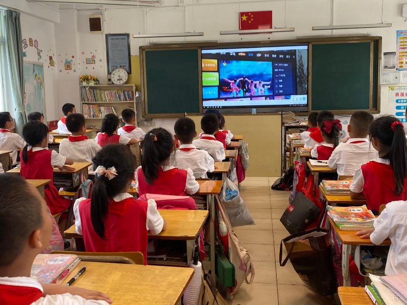 6.21小榄镇九洲基小学组织观看“美育课堂”8.jpg