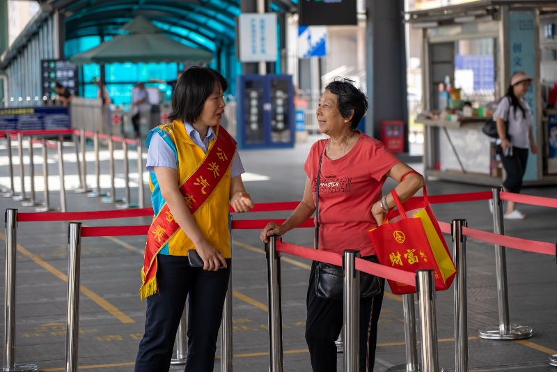 导乘员为旅客服务(3212875)-20230920104143.jpg