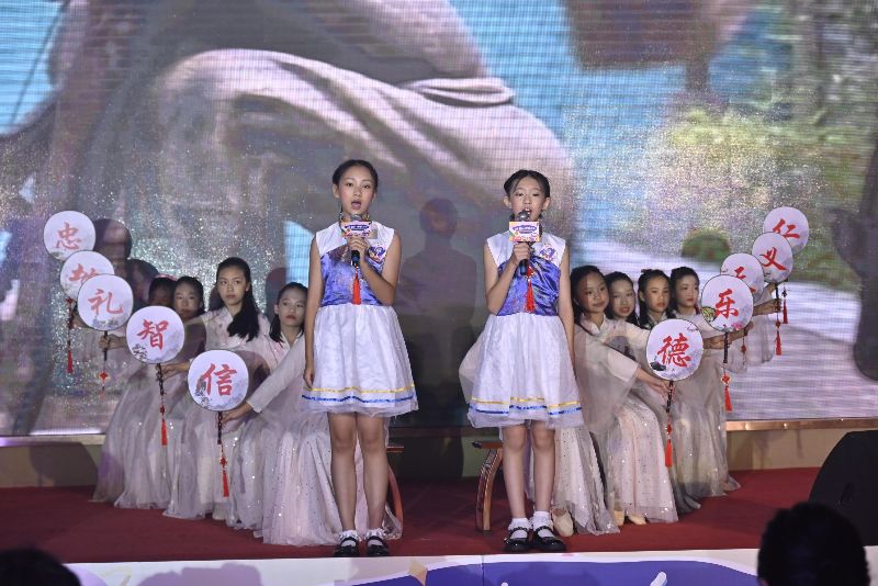 李佳乐、胡萌哲《十徳家风美名扬》中景(3282692)-20230926145347.jpg