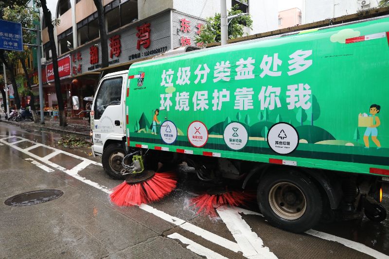 9月2日上午，环卫工人在东区街道东苑南路(3230124)-20231108171450.jpg