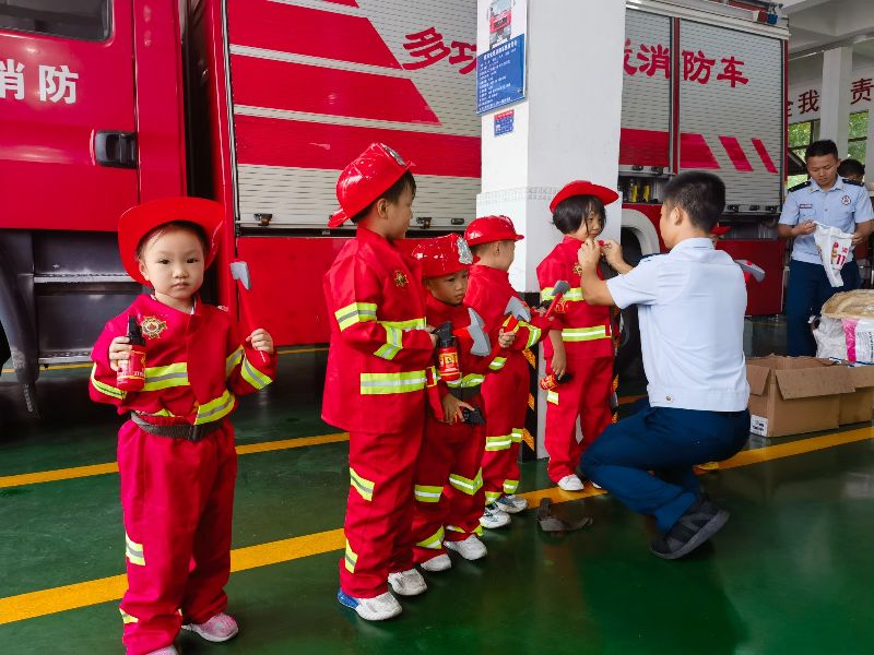 中山市三乡消防救援站内，孩子们正在参观消(3385676)-20231113114713.jpg