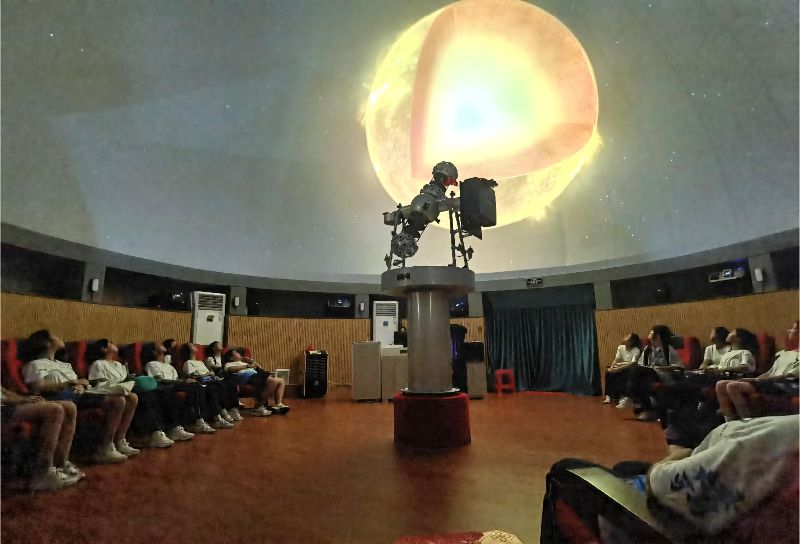 学生们参观天象厅和天文馆。 付陈陈摄(3385639)-20231113125313(1).jpg