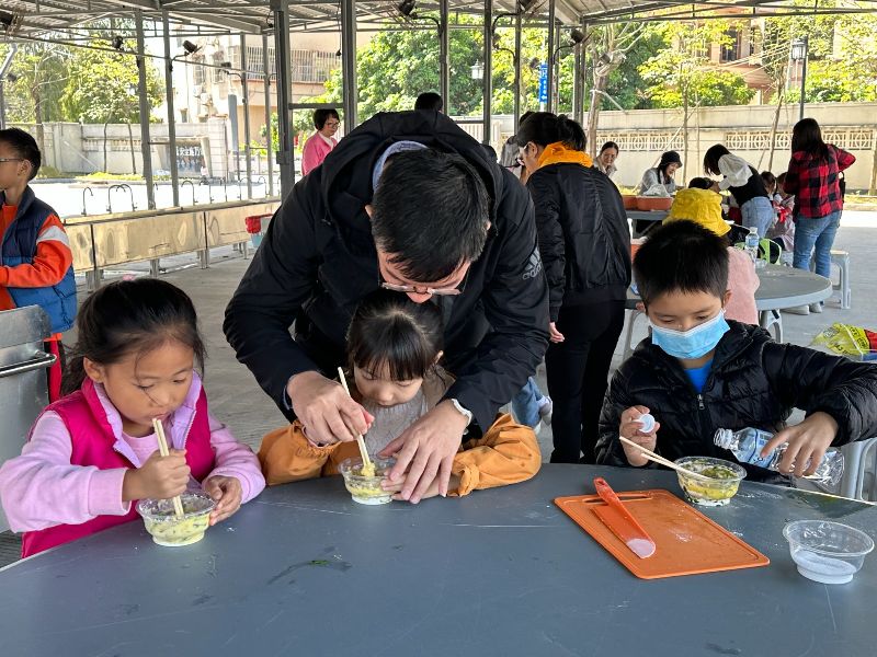 孩子们体验葱油饼制作。(3397831)-20231120104136.jpg