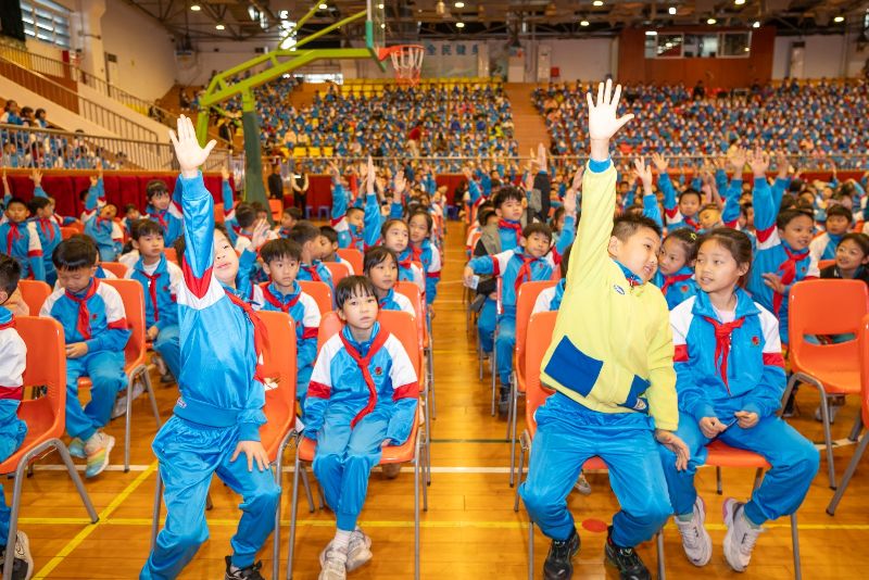 学生踊跃举手回答问题(3513240)-20240112163019.jpg