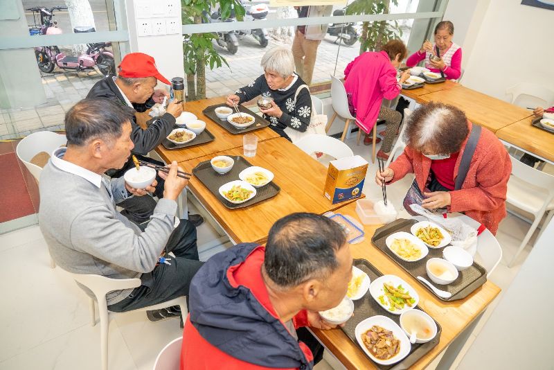 长者饭堂老人正在用餐(3636954)-20240318102215.jpg