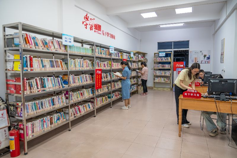 沙栏村村民在阅览室阅读书籍(3781594)-20240529163615.jpg