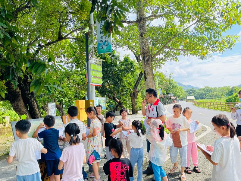 【小小导赏员】2024年8月23日，桂南村在本村马溪、旗溪开展振兴乡村亲子家庭社区地图绘制活动，加深